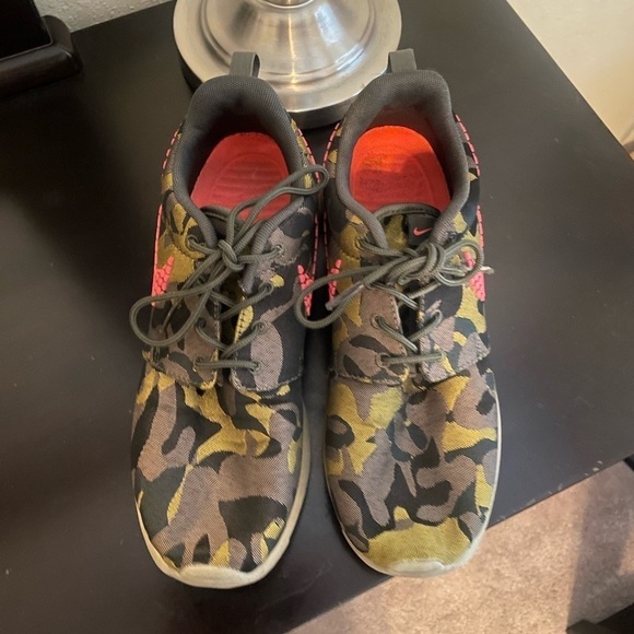 Nike Women's Roshe One Premium Plus Camo Sneakers Size 7.5 Green - Picture 5 of 7